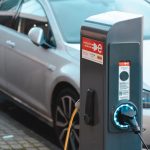 Stacje ładowania samochodów elektrycznych – co warto wiedzieć?